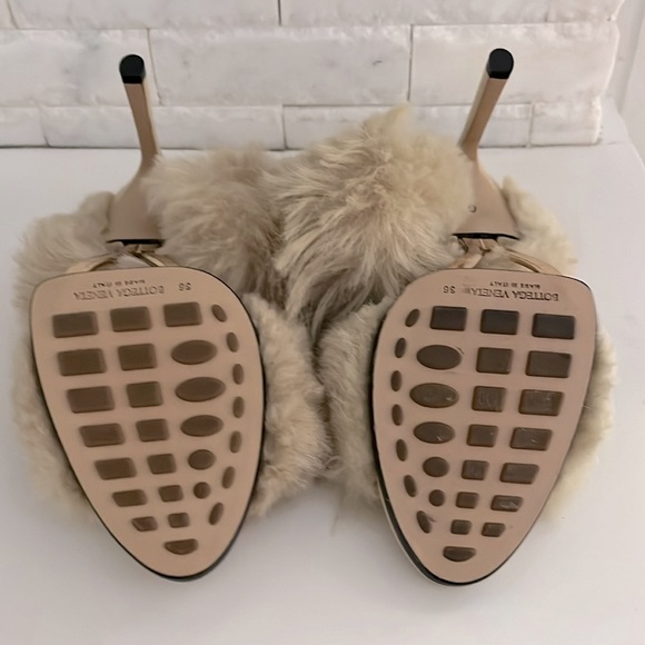 New. BOTTEGA VENETA The Poodle Curve shearling sandals 90mm in Beige EU 36 US 6 - Picture 9 of 10